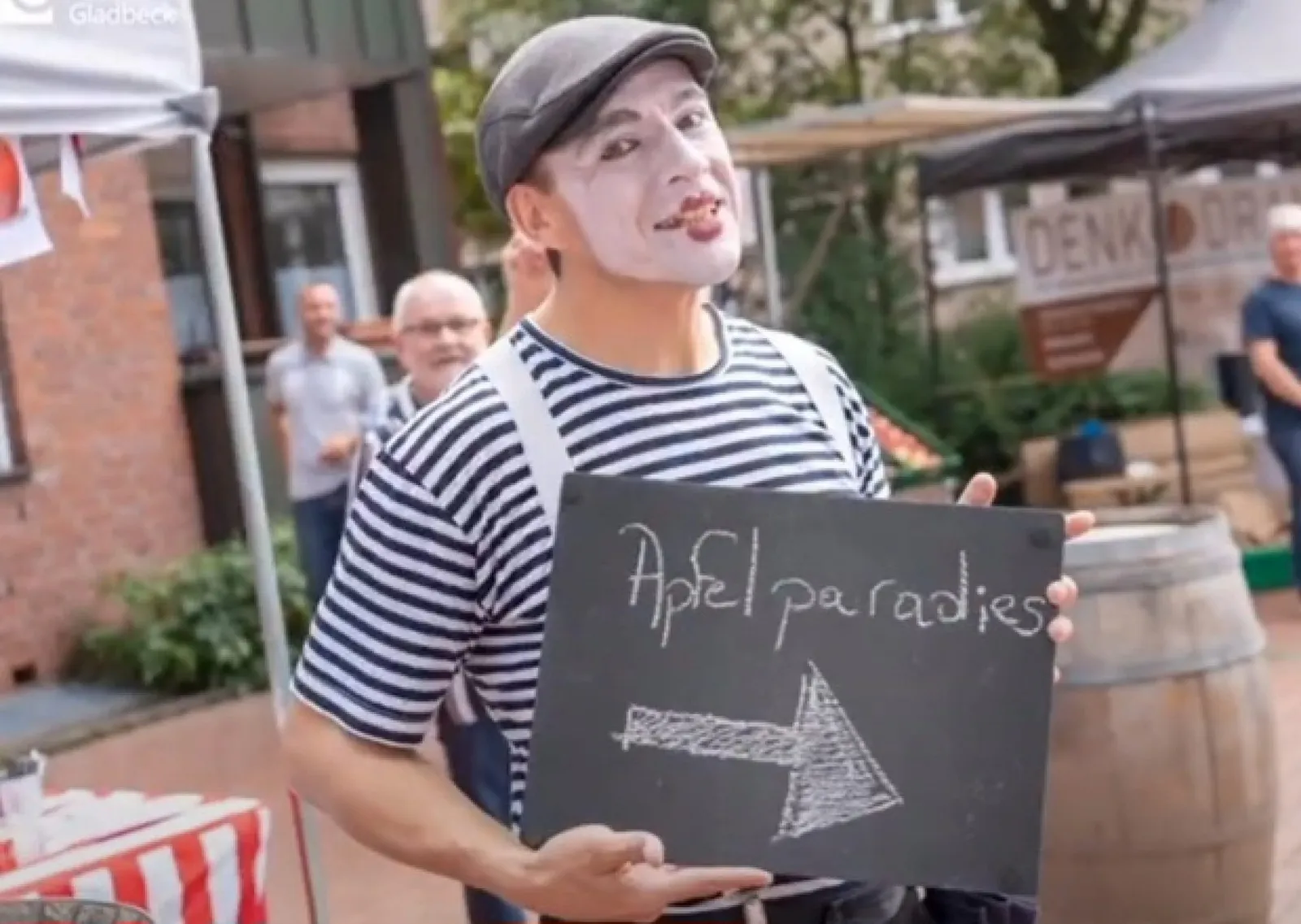 Pantomime LIAR mit Schiefertafel beim Stadtfest in Gladbeck